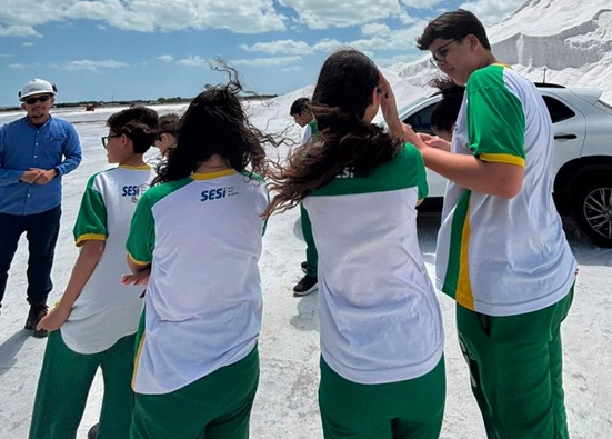 Estudantes da SESI Escola Macau participam de aula de campo na Salinor para ampliar pesquisa